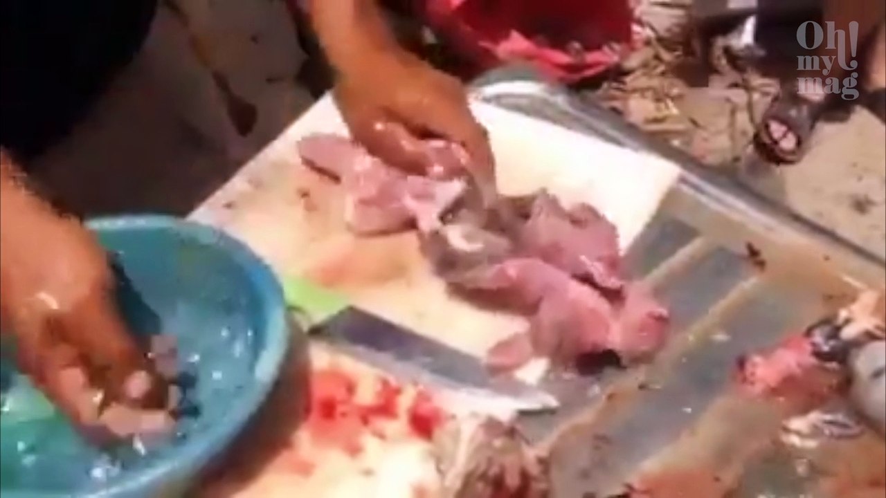Grita muerta del miedo al ver que la carne que...