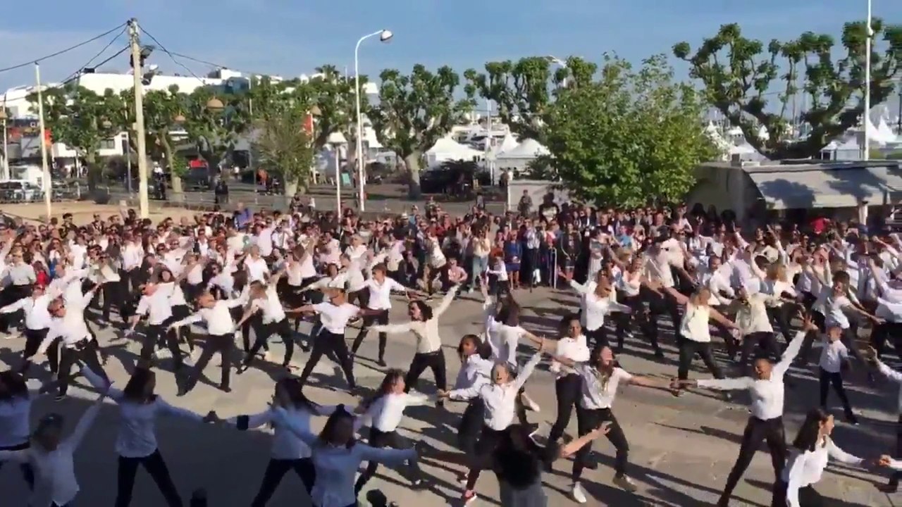 Pour les 25 ans de "La Cité de la peur", ces fans ont organisé à Cannes... une carioca géante !