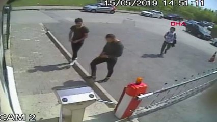 Sakarya Minibüs Sürücüsü, Ücret Ödemediğini İddia Ettiği Öğrencilerle Kavga Etti