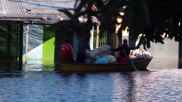 Les Paraguayens fuient les zones inondées