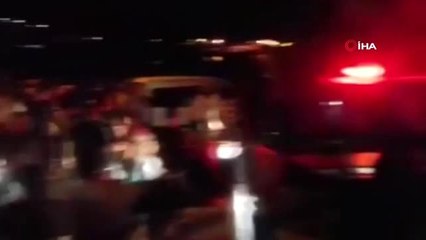 Köylüler, Jandarmadan Kaçarken Kaza Yapan Göçmenlere Saldırdı