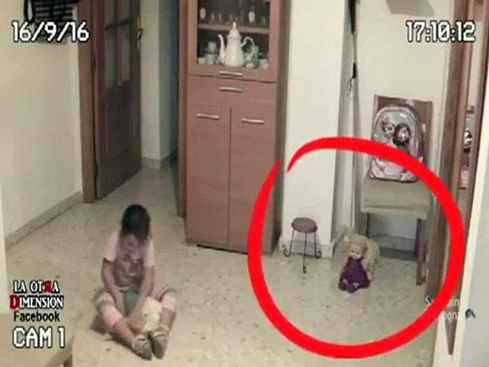 Il filme des phénomènes terrifiants dans la chambre de sa fille... Esprits et fantômes !