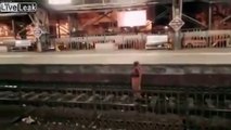 Le train s'arrête juste avant d'écraser cette femme sur les rails à la gare !