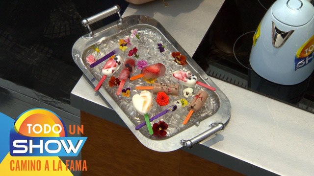 Tus hijos te van a amar cuando les quites el calor con estas deliciosas ¡Paletas heladas con flores!