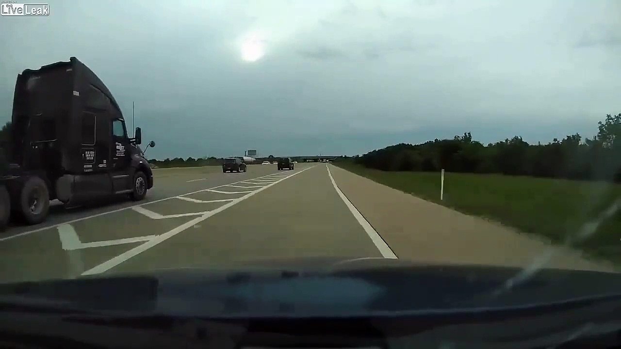 Il s'insère sur l'autoroute en essayant de doubler un camion. raté