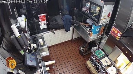 Il n'arrive pas à ouvrir la caisse du restaurant pour voler l'argent !