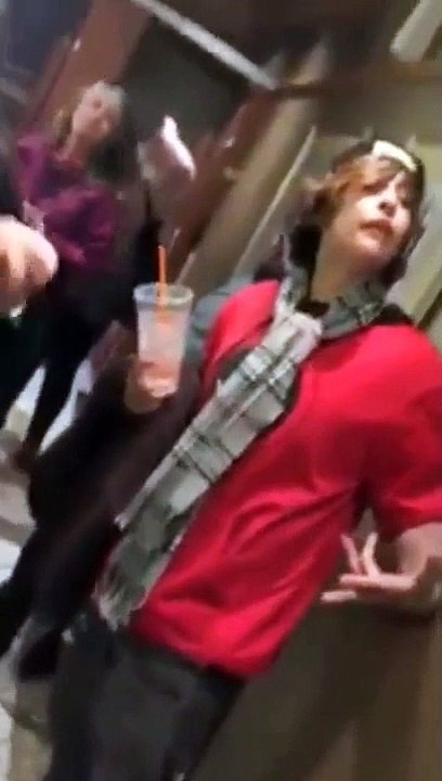 Grosse boulette d'un policier qui vire une femme des toilettes pensant que c'est un homme