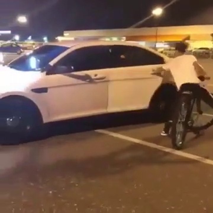 Il vient en aide à son ami arrêté par la police à s'échapper de la voiture !