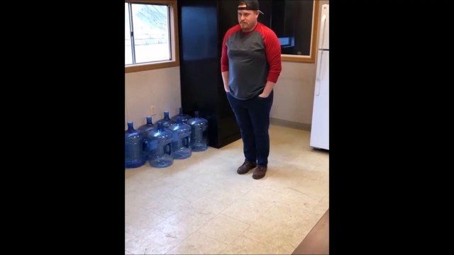 Il se laisser tomber avec les mains dans les poches... Mauvaise idée