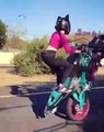 Cette femme maitrise sa moto à la perfection