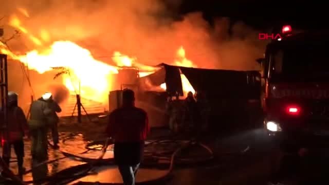 İstanbul- Küçükçekmece'de Palet Fabrikası Alev Alev Yanıyor