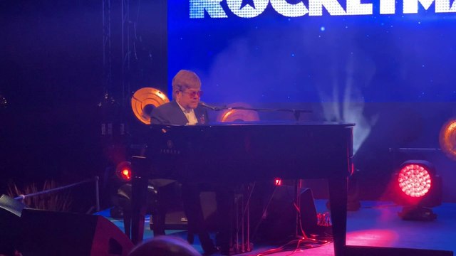 Pour la présentation de Rocketman , Elton John donne un concert à Cannes