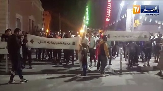 شاهد .. سكان بوفاريك في مسيرة ليلية بعد صلاة التراويح يطالبون برحيل المجلس البلدي