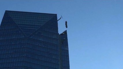 شاهد: رجال الإنقاذ ينجحون في توقيف أرجوحة الموت من علوّ شاهق