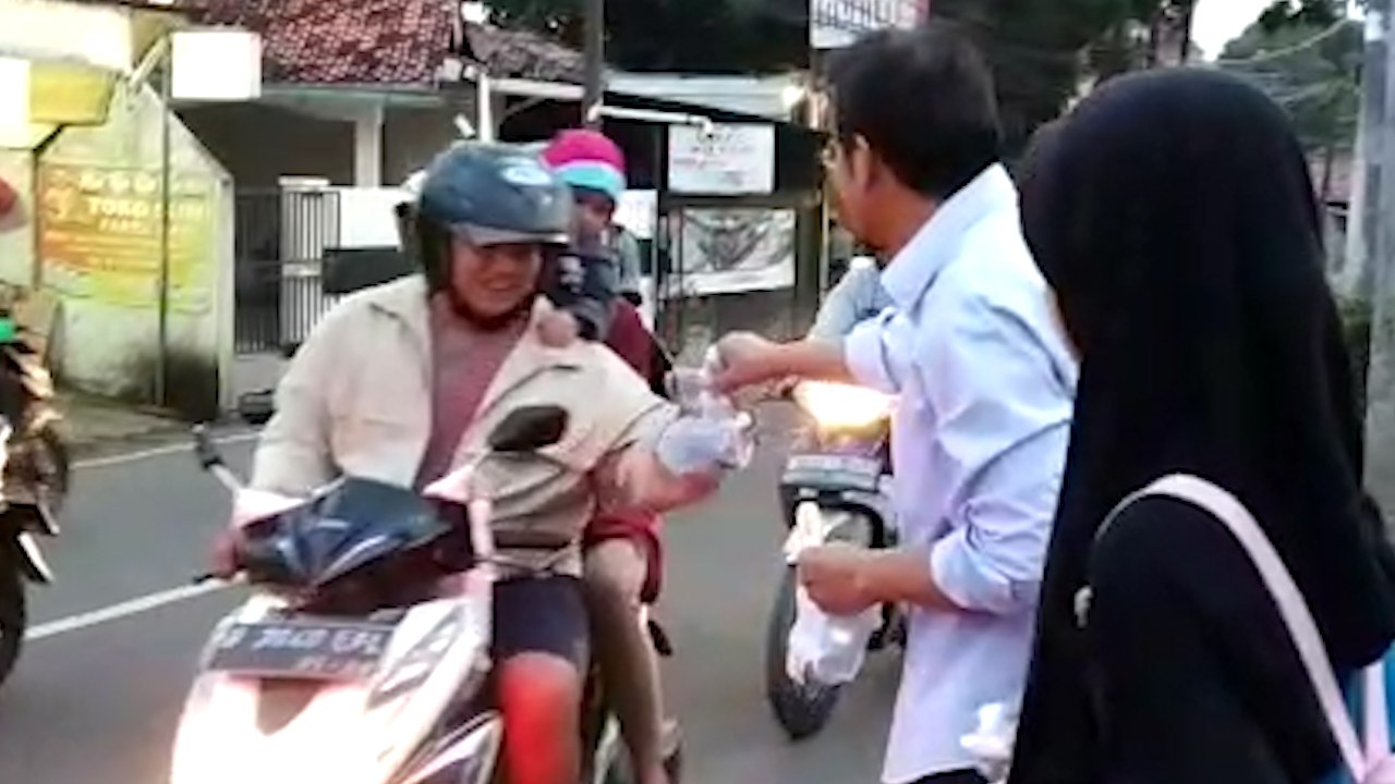 Jemaah Ahmadiyah Bagi-bagi Takjil Buka Puasa