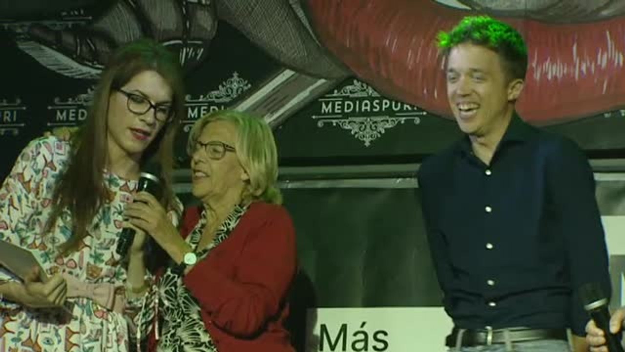 Carmena y Errejón se besan en plena fiesta LGTBI