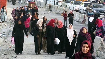 Ramazan ayının ikinci cuma namazı için Kalendiye'den geçişler - RAMALLAH