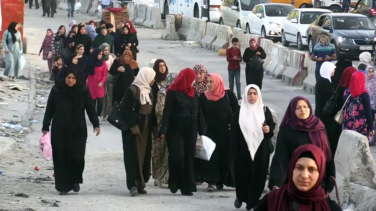 Ramazan ayının ikinci cuma namazı için Kalendiye'den geçişler - RAMALLAH
