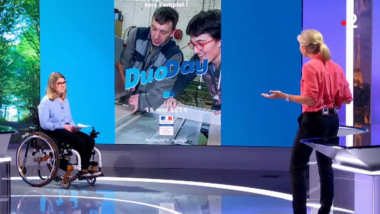 Anne-Sophie Lapix se lâche sur le plateau du 20h en chantant et en dansant sur "La Carioca" - Regardez