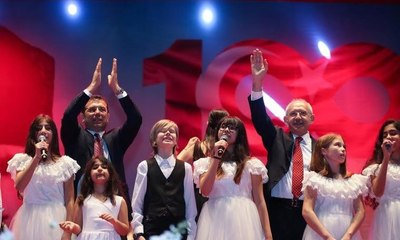 Sahnede çocuklarla birlikte bu şarkıyı söylediler