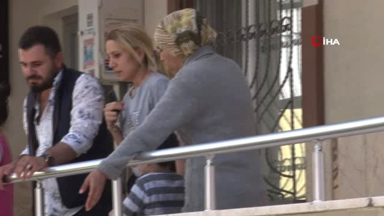 Minik Kızın Yangın Dumanları Arasındaki Hayvan Sevgisi