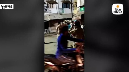 Tải video: માંગરોળમાં રાત્રે પોલીસ ક્રિકેટ રમતી જોવા મળી, વીડિયો વાઈરલ