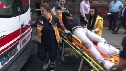 Kontrolünü kaybeden motosikletli otobüsün altına girdi