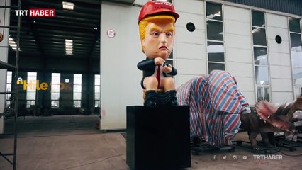 İngiliz protestoculardan tuvalette tweet atan dev Trump robotu