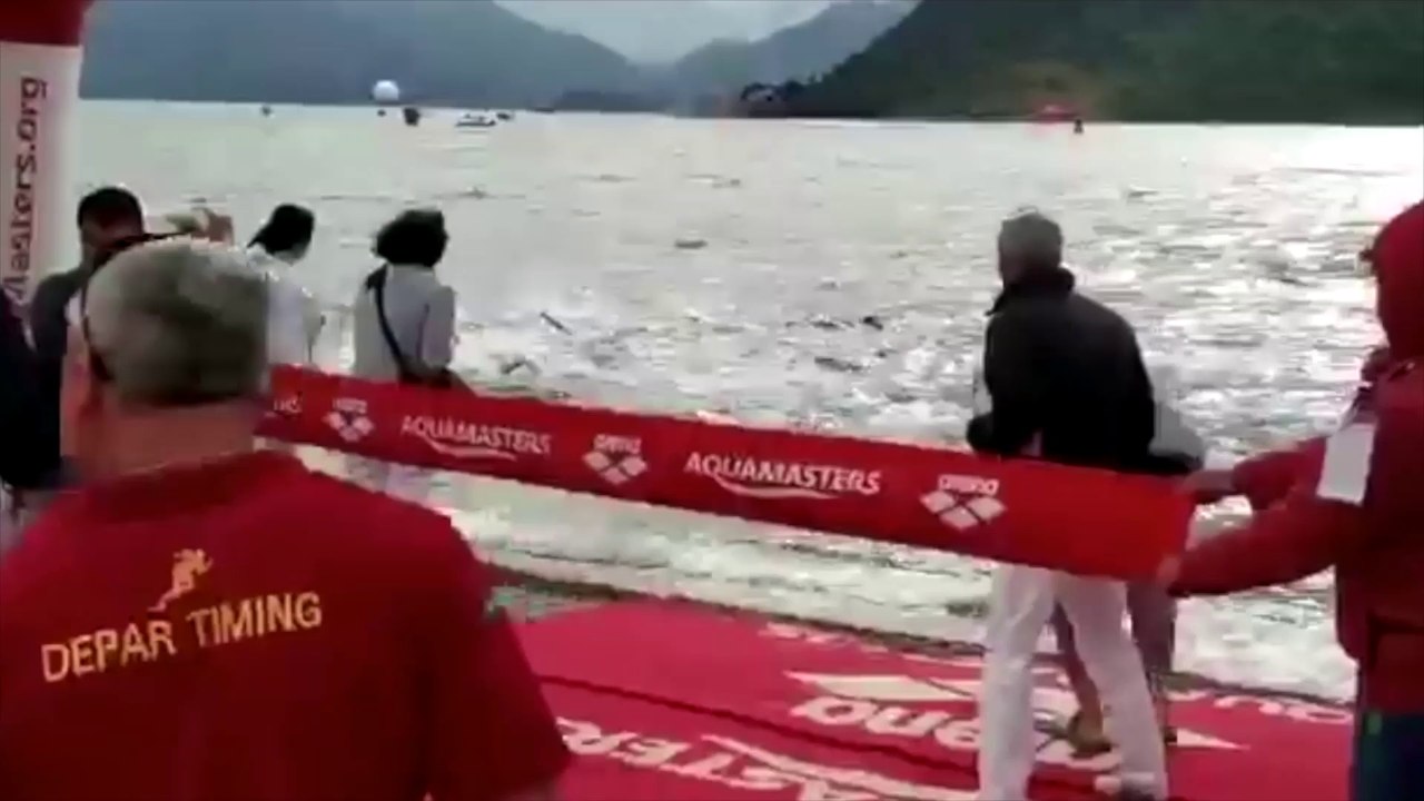 Scandale : regardez ce nageur de 40 ans qui pousse volontairement un enfant de 13 ans pour gagner la course