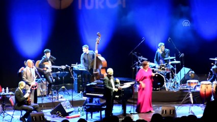 25 yıldır 25 dilde notaya dokunan grup: Pink Martini - BURSA