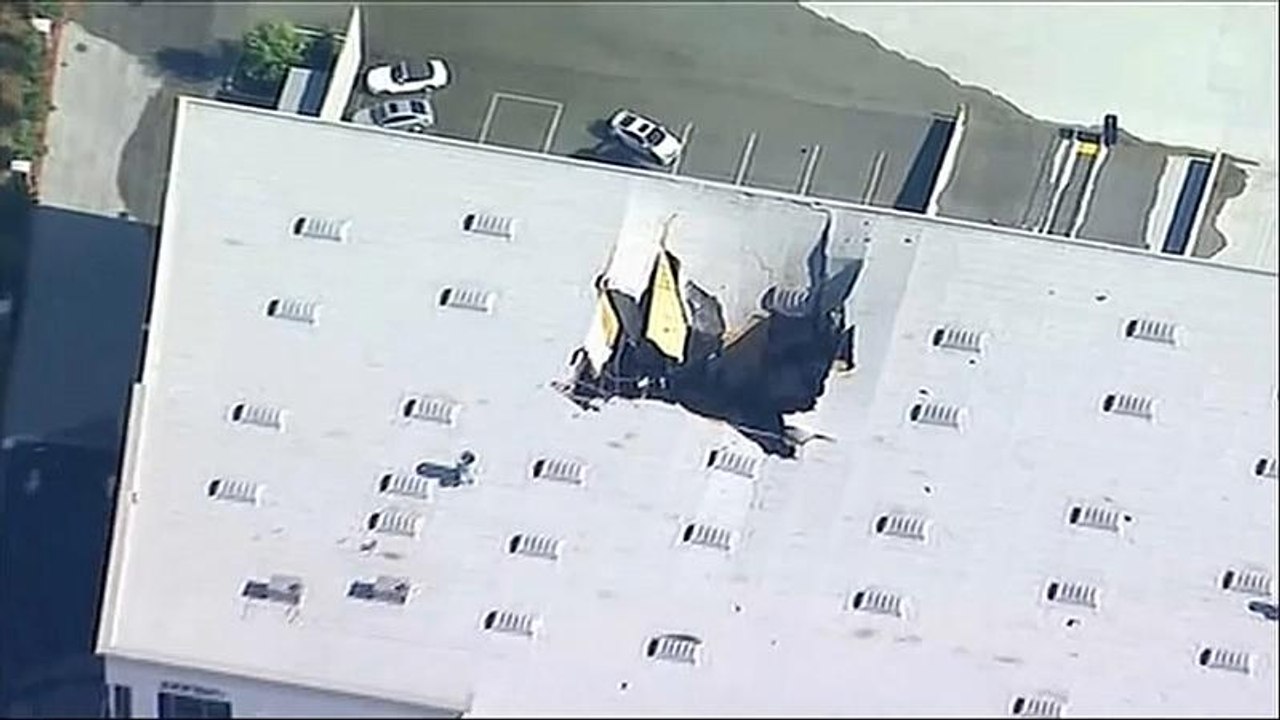 F-16 despenha-se contra armazém na Califórnia