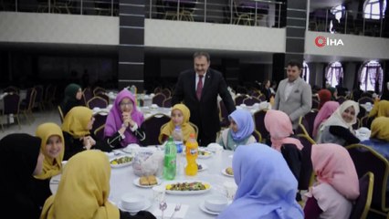 Скачать видео: Veysel Eroğlu, Şuhut Vakfı'nın iftarına katıldı