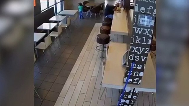 El momento exacto en que una mujer secuestra a un niño en un McDonalds