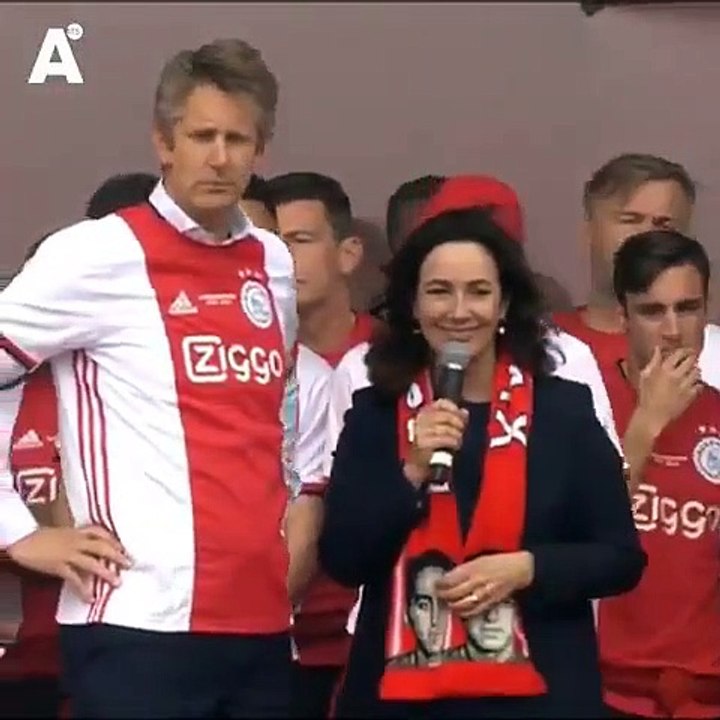 UNBELIEVABLE! Ajax 19-year old defender Matthijs de Ligt saves the mayor of Amsterdam Femke Halsema on stage!