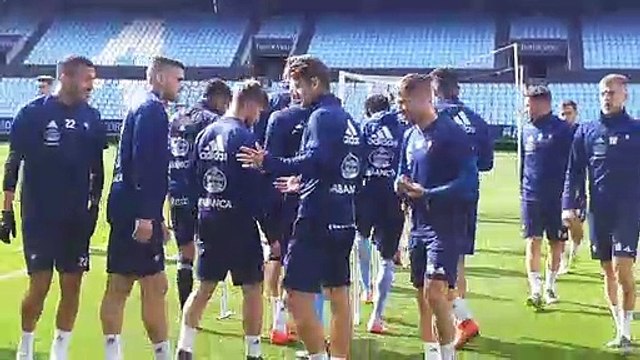 Aspas, a Pione Sisto, tras tirar una valla en el entrenamiento del Celta: Vaya año, Pione