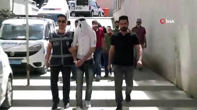 Kendilerini hoca olarak tanıtıp esnafı 200 bin lira dolandırdılar