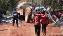Reuters: İdlib'de Bombalardan Kaçan Aileler Türkiye Sınırındaki Zeytin Bahçelerine Sığındı