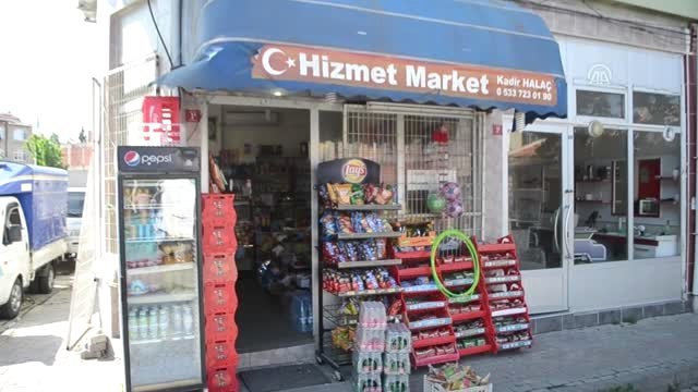 Bakkalın Veresiye Defterini Satın Alarak Borçluları Sevindirdi