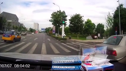 直進車が来てるのに普通に曲がってくるバカに突っ込んでしまったｗｗｗ