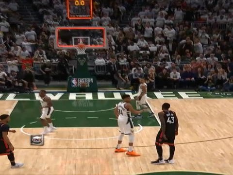 لقطة: كرة سلّة: سياكام الخارق- نجم رابتورز يتألق ويسجل سلّة ساحقة وثلاثية مع صافرة النهاية