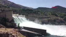 Elazığ Keban Barajı'nın Tahliye Kapakları 15 Yıl Sonra Açıldı