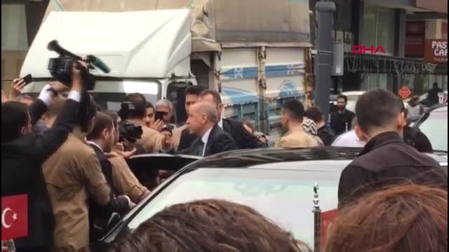 İstanbul- Cumhurbaşkanı Erdoğan Cuma Namazı Çıkışı Vatandaşlarla Sohbet Etti