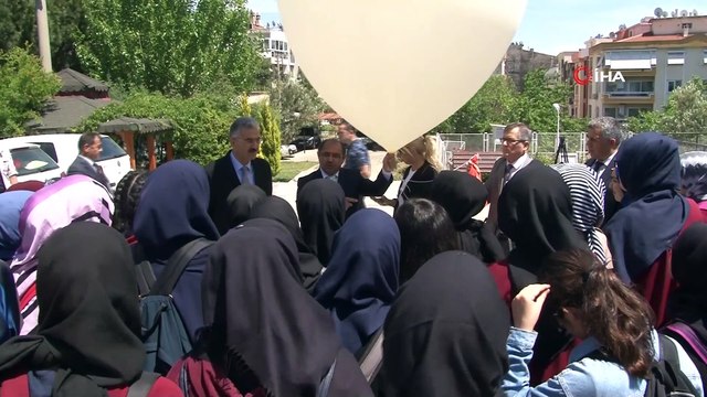 Türk bayraklı meteoroloji balonu gökyüzüne uçuruldu