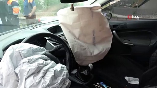 Pendik'de kontrolden çıkan araç bariyerlere çarparak durabildi