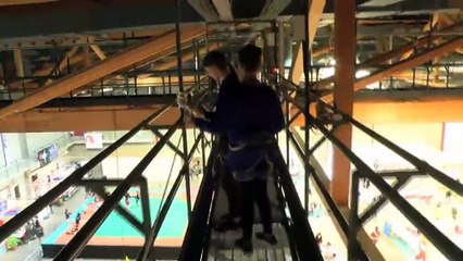 Suivez deux jeunes courageuses dans leur parcours...