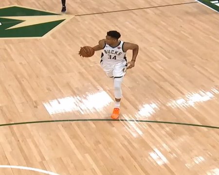 لقطة: كرة سلّة: جيانس يتألق بسرقة للكرة وسلّة ساحقة مساهمًا بفوز باكس في المباراة الأولى