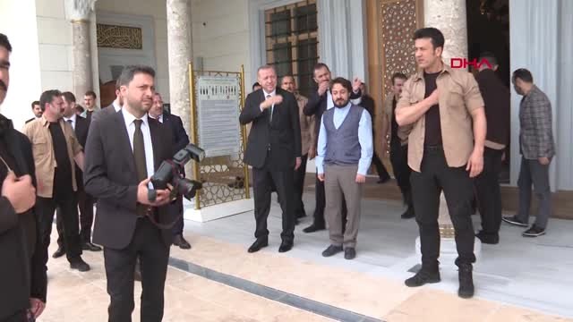 İstanbul- Cumhurbaşkanı Erdoğan Cuma Namazı Çıkışı Vatandaşlarla Sohbet Etti