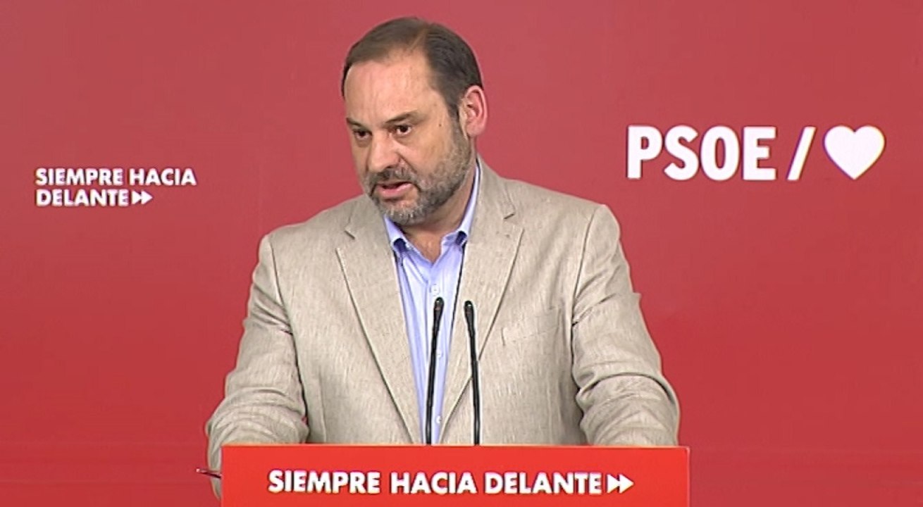 Ábalos destaca la "experiencia parlamentaria" de Cruz