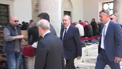Bakanı Pakdemirli, Cuma Namazını Tarihi Gazi Hüsrev Bey Camii'nde Kıldı