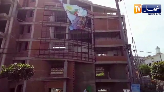 شاهد.. السكيكديون يبهرون بتيفو الأخطبوط في المسيرة الـ 13 للحراك الشعبي